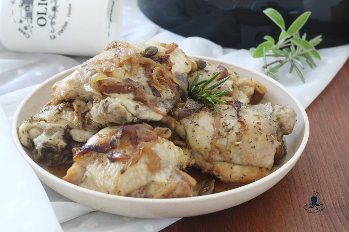 Pollo con cebollas en el multicooker