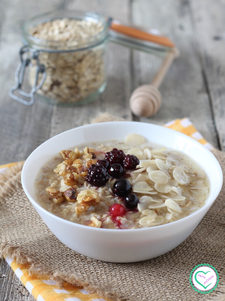 Porridge con miel y fruta