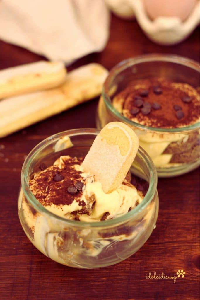 Receta de tiramisú con huevos pasteurizados servido en tarro individual con savoiardo y cacao