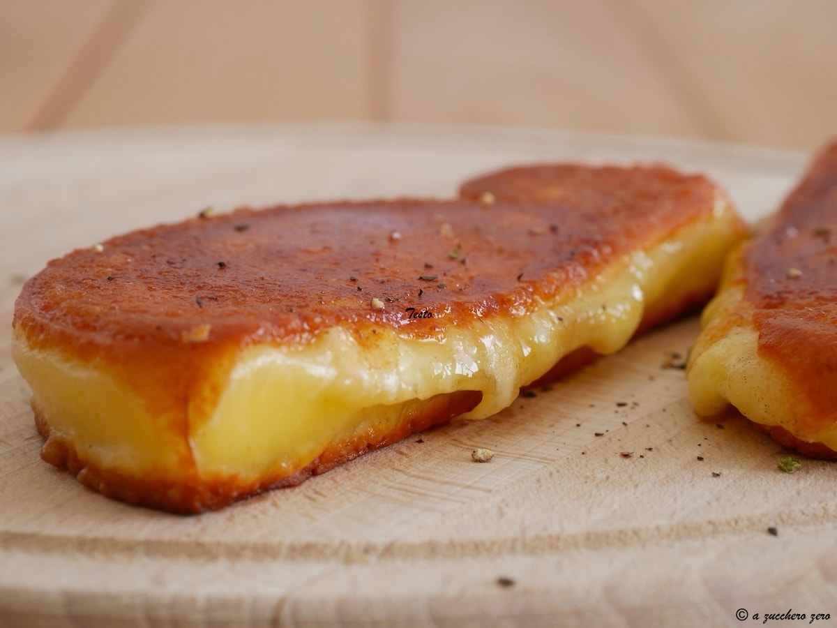 Queso a la plancha dorado por fuera y suave por dentro