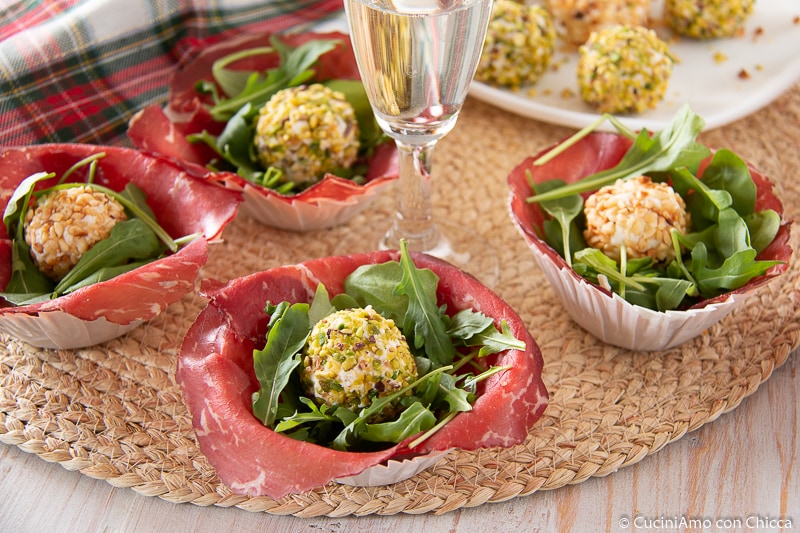 ROSAS DE BRESAOLA CON QUESO Aperitivo sabroso