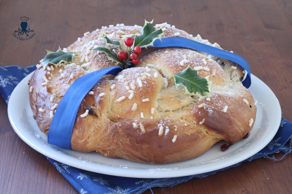 Rosca leudada con pasas y frutas confitadas, receta festiva.