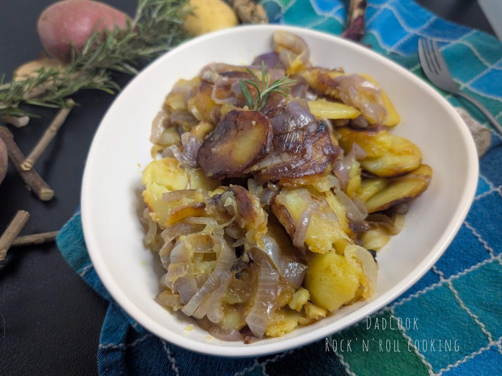 Receta de patatas 'mpacchiuse con cebolla fáciles y sabrosas