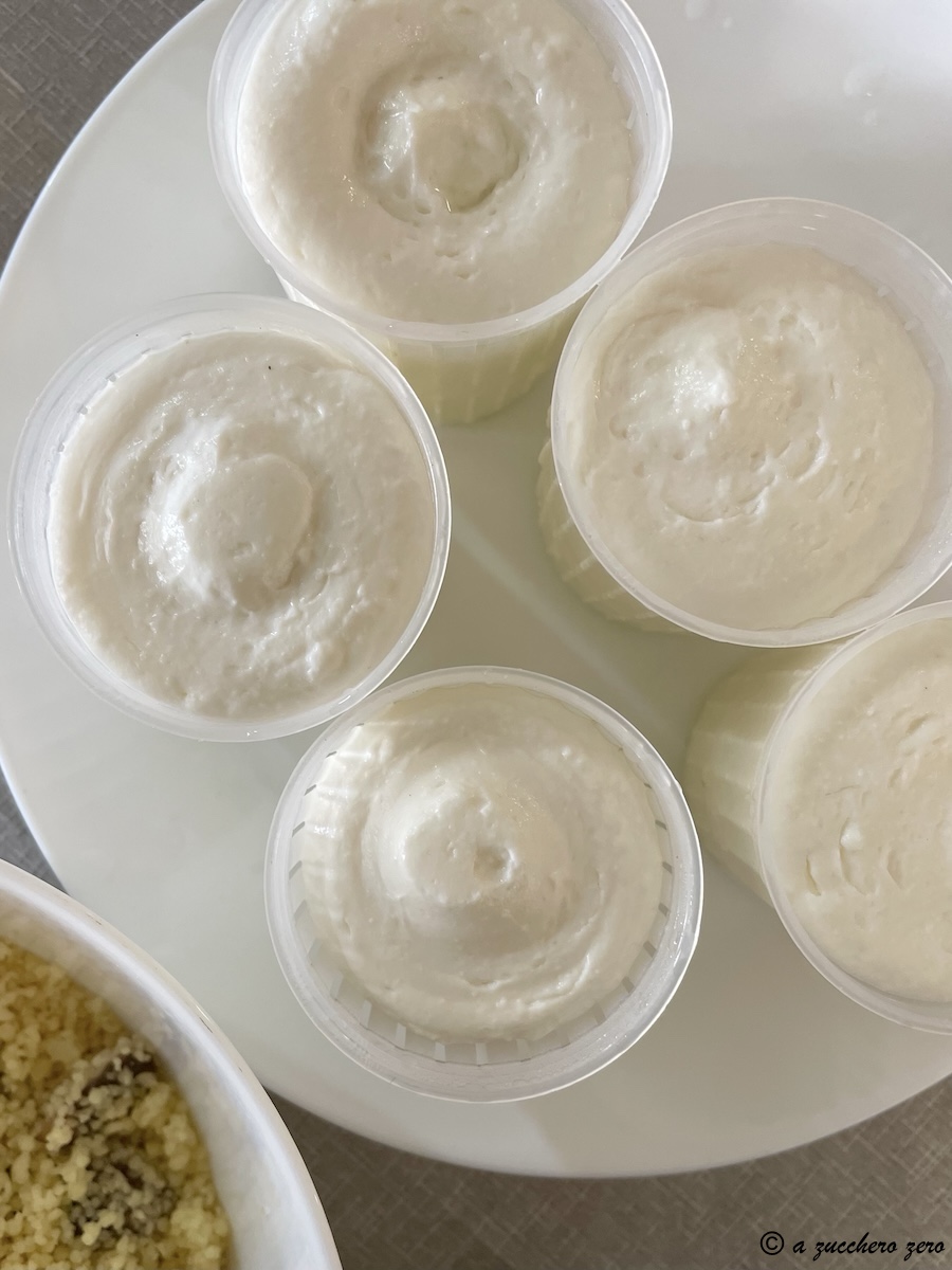 Ricotta condimentada con aceite y guindilla