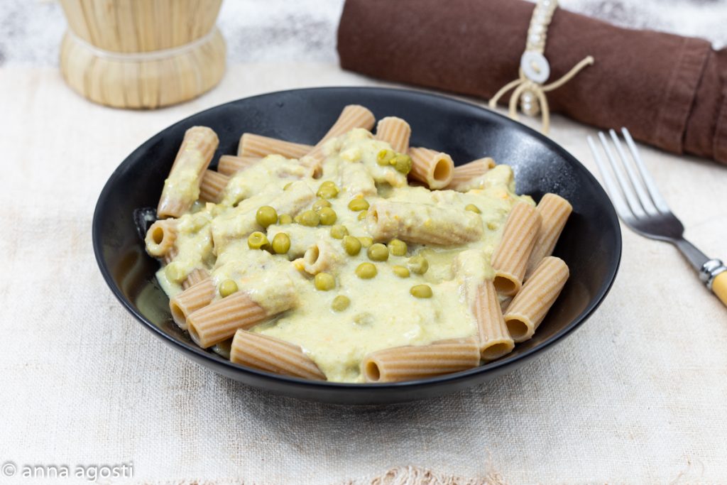 Rigatoni con crema de guisantes incluso congelados