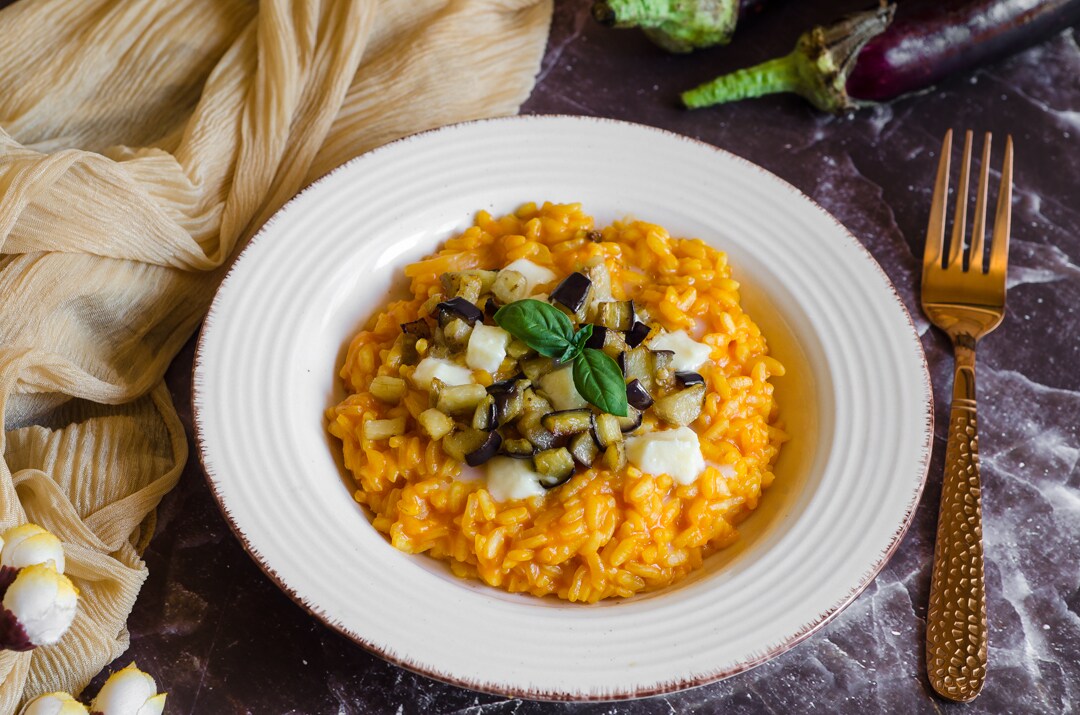 Risotto a la parmigiana de berenjenas con mozzarella y albahaca