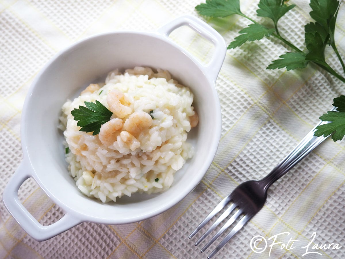 Risotto al limón y gambas cremoso y aromático