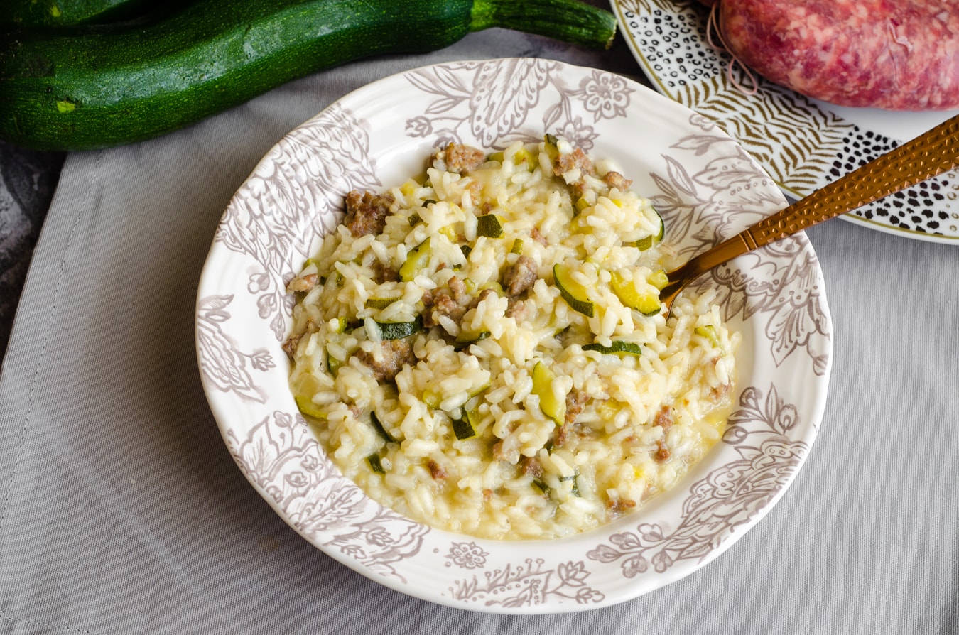 Risotto con salchicha y calabacín cremoso y sabroso