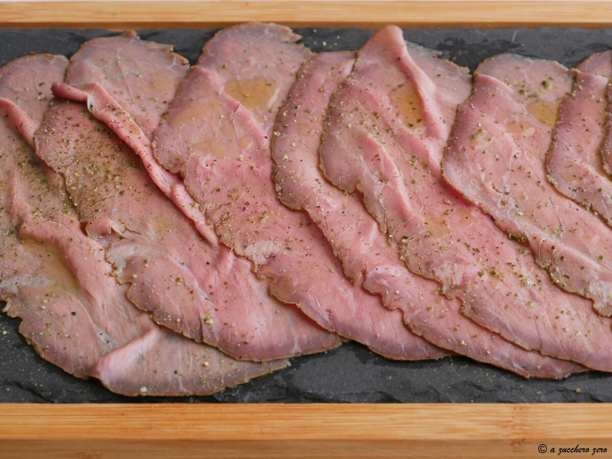 Roast beef en rodajas marinado o aderezado con limón y aceite de oliva