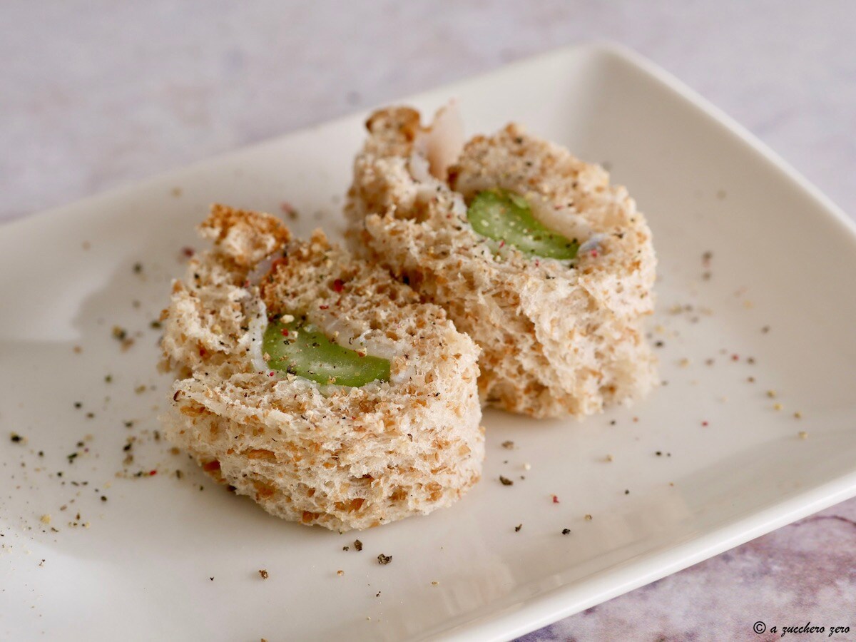 Ruedas o rollitos de pan de molde y pescado ahumado