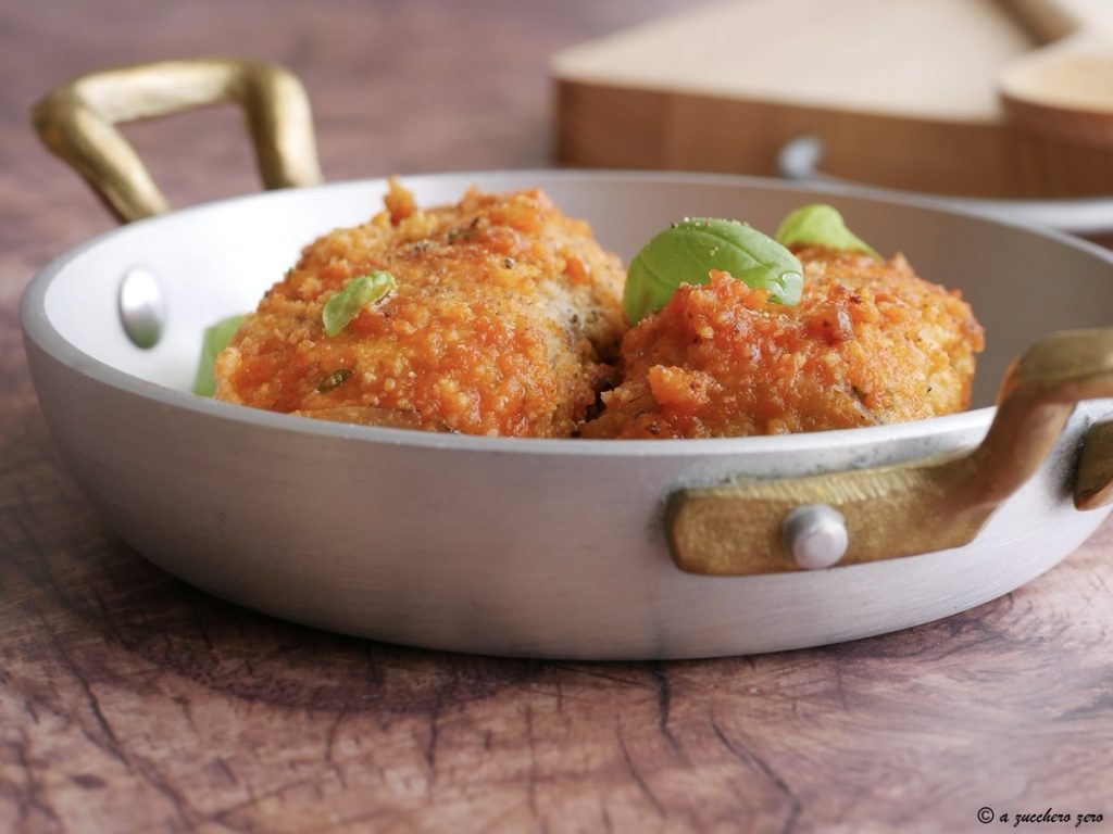 Rollitos de pez espada y berenjenas en salsa en sartén