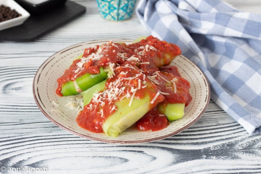 Rollitos de puerro en salsa en sartén