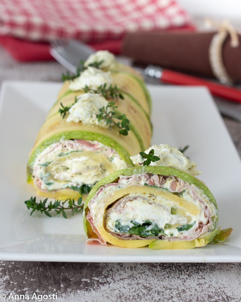 Rollo de calabacines a la parrilla con rúcula y jamón