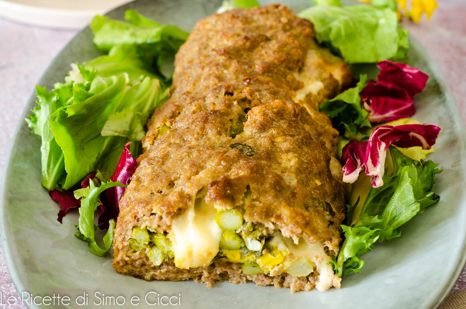 Rollo de carne con espárragos y huevos cocidos, ¡receta perfecta, rápida y sabrosa!