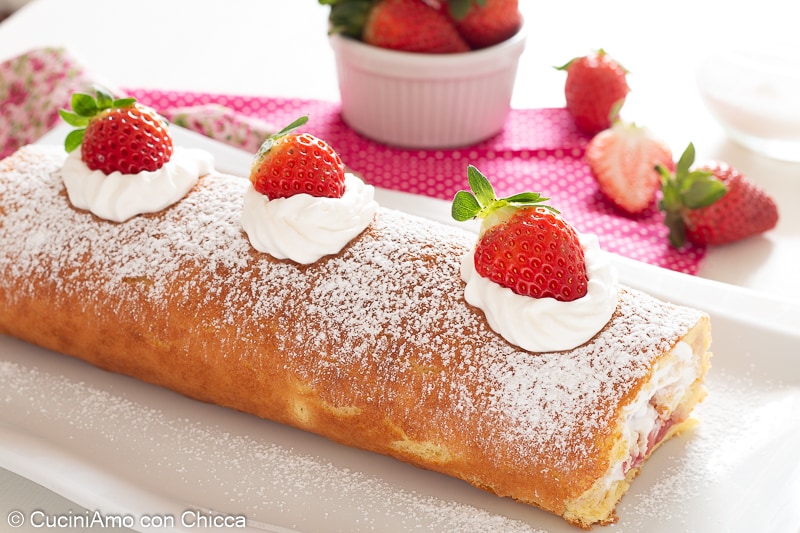 Rollo de nata y fresas
