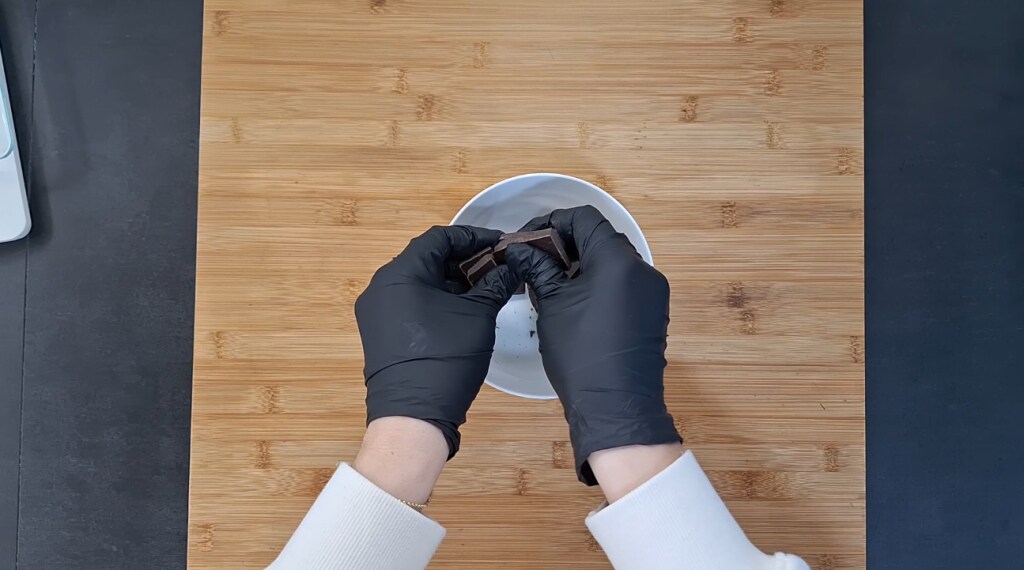 Rompo el chocolate negro en pequeños trozos