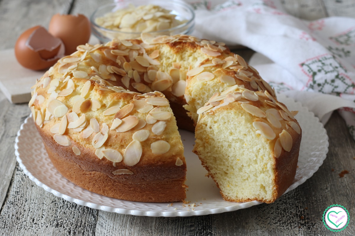 Rosca de requesón y almendras