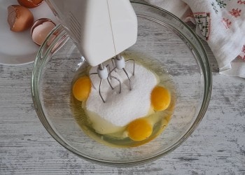 bate los huevos con el azúcar