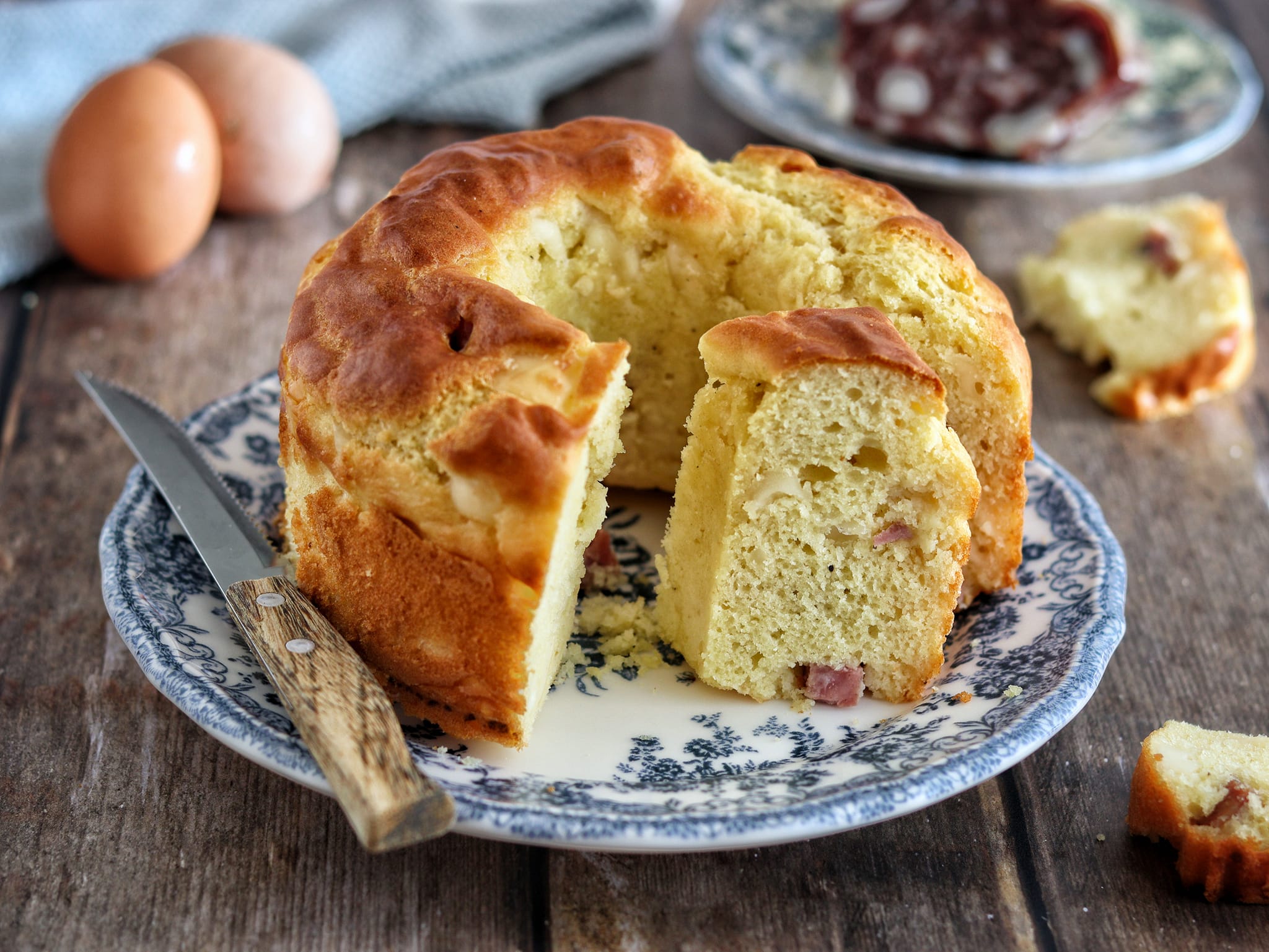 Rosca salada con salami y queso