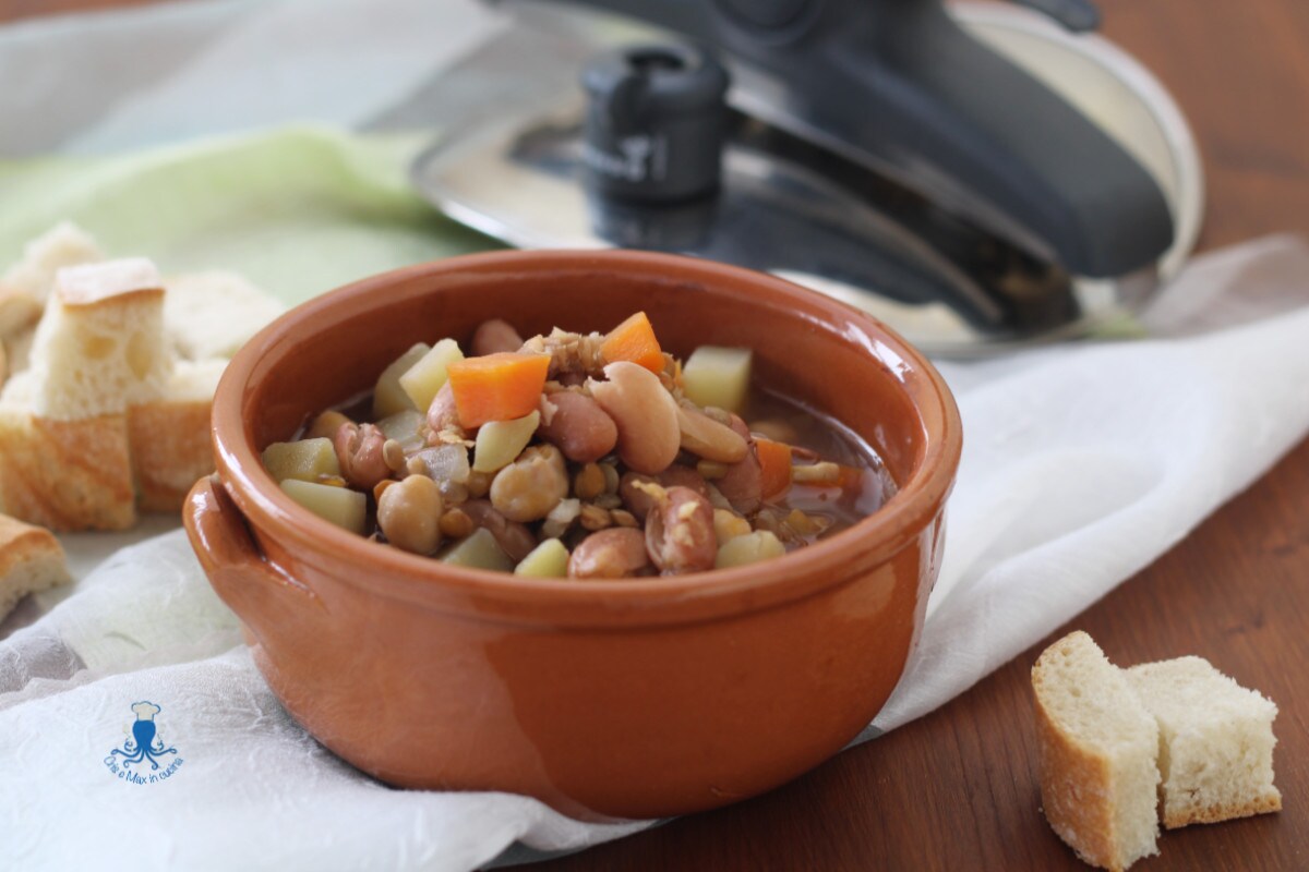 Sopa de legumbres en olla a presión