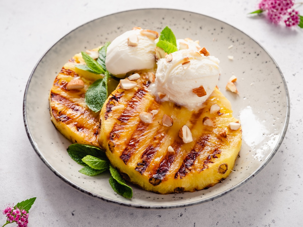 Helado con piña a la parrilla, ron y nueces de macadamia