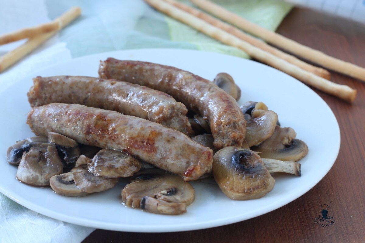 Salchicha y setas, segundo plato sabroso de fácil preparación.