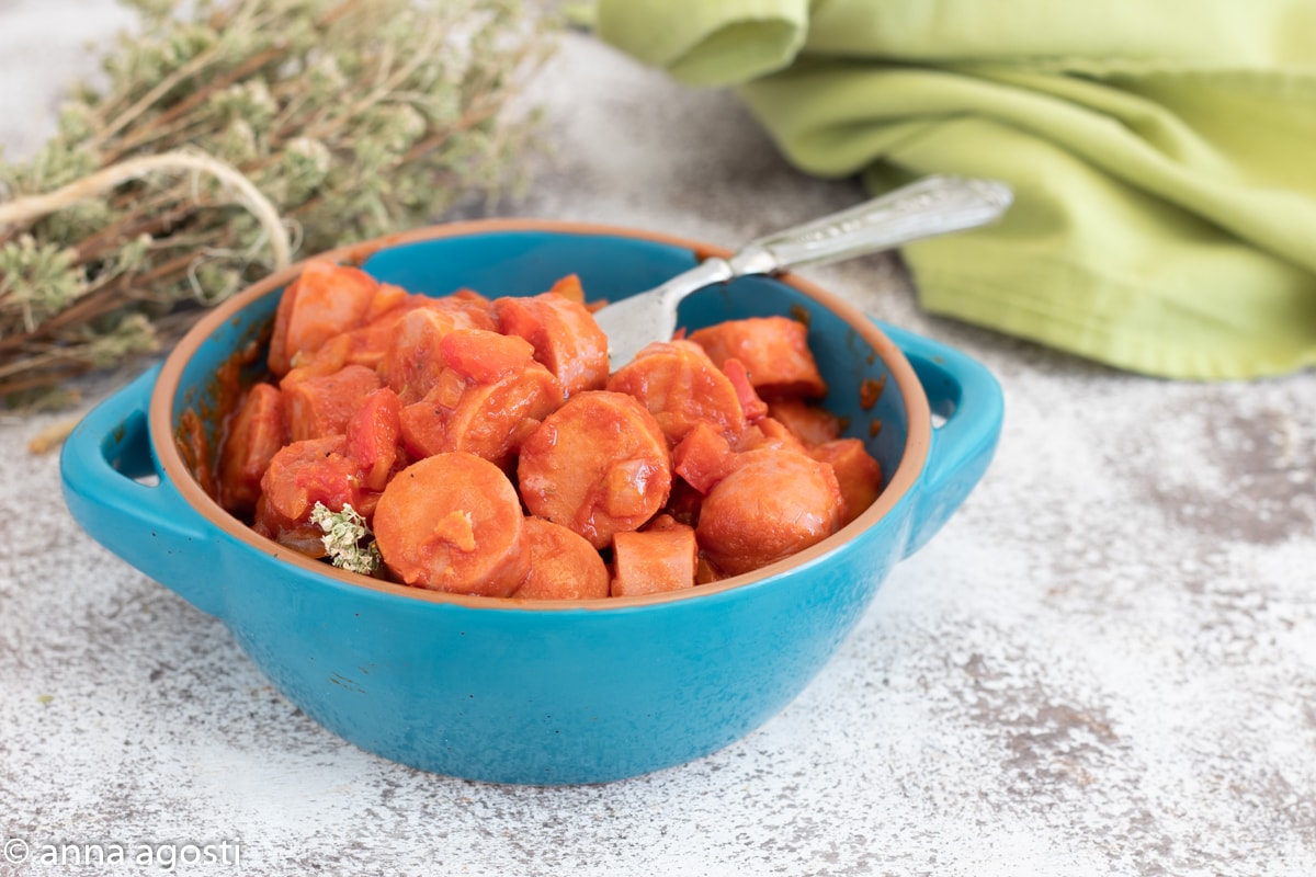 SALCHICHAS CON SALSA Y PIMIENTOS