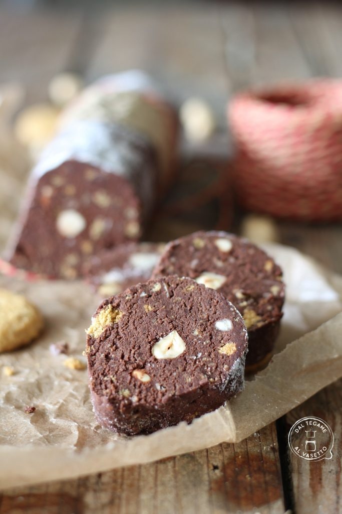 rodaja de dulce a base de galletas, chocolate y avellanas, preparado sin añadir huevos, lactosa y mantequilla
