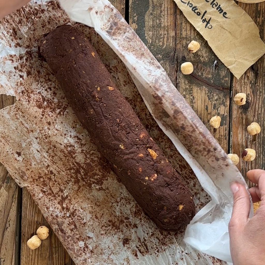 dulce de chocolate en forma de salchichón adecuado para intolerantes porque es sin huevos, sin mantequilla, sin lactosa y sin azúcar