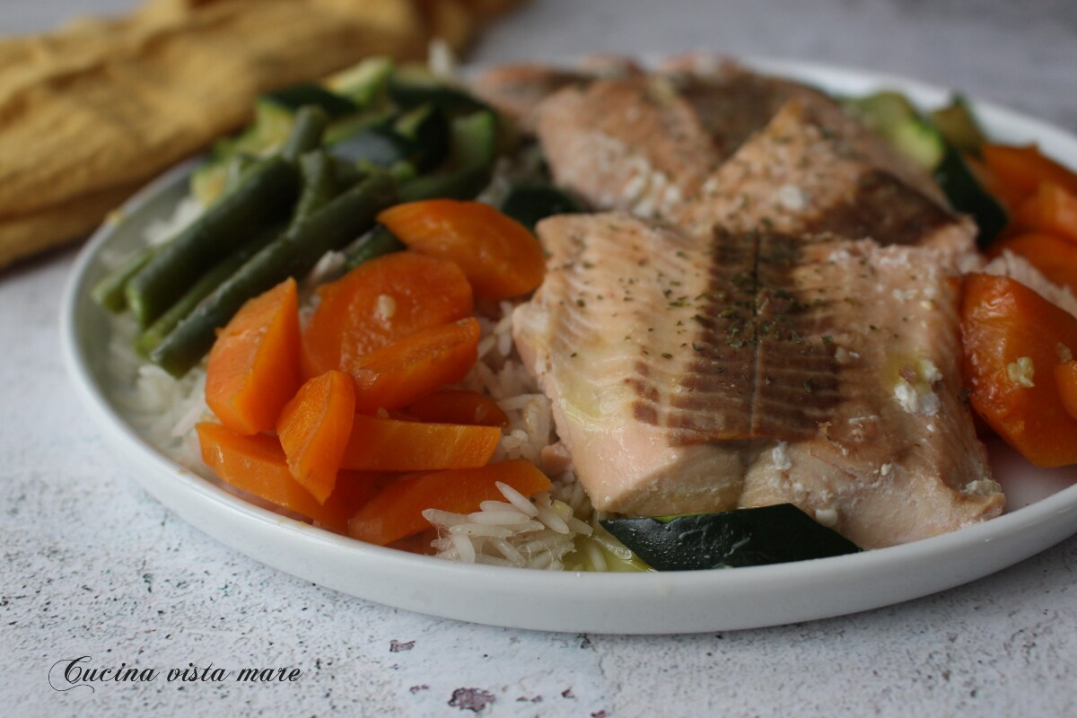 Salmón con verduras y arroz basmati