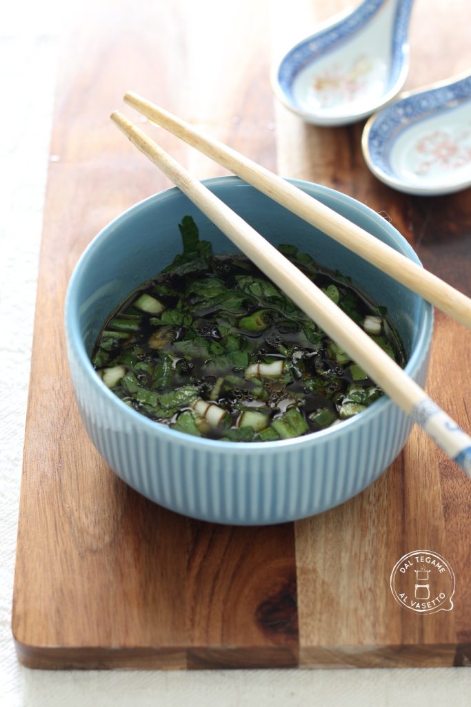 condimento oriental a base de salsa de soja, cebolletas y perejil