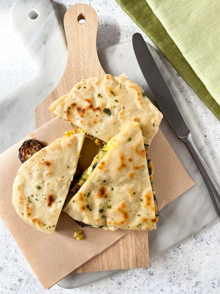 Sándwich de desayuno con naan
