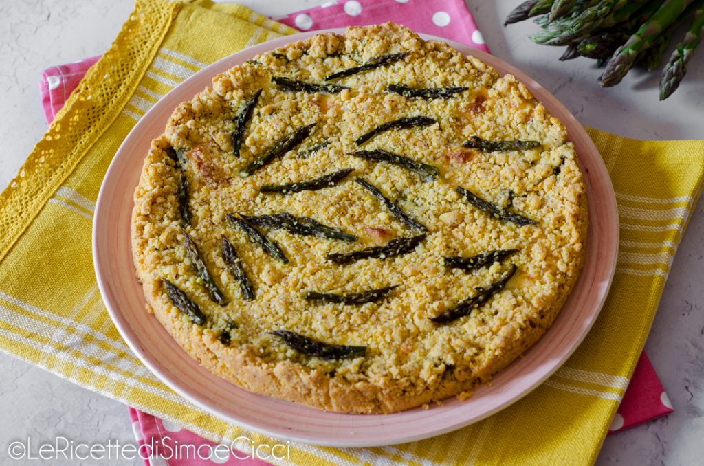Sbrisolona salada con espárragos y crescenza