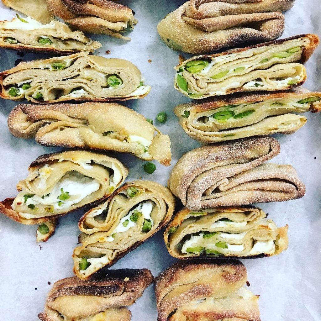 Scacce ragusane integrales con ricotta y habas cortadas en rebanadas