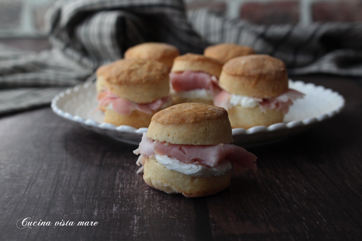 Scones con jamón cocido y queso