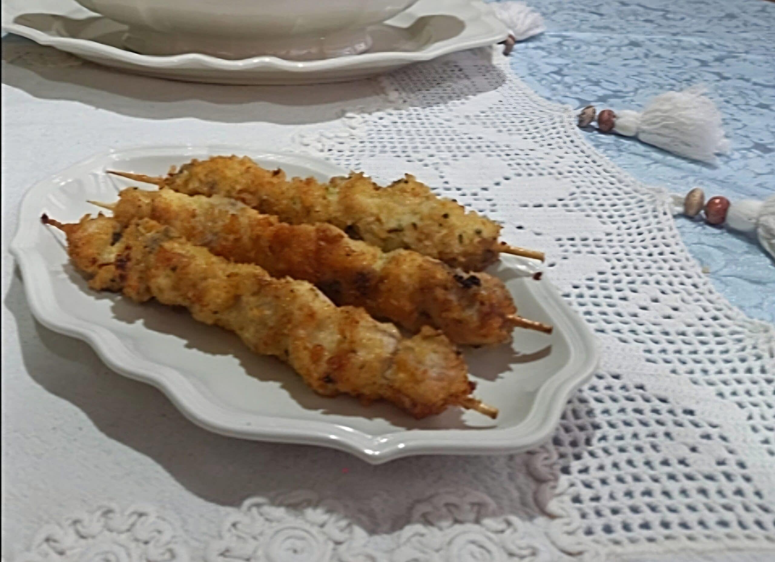 Brochetas de salmón empanadas