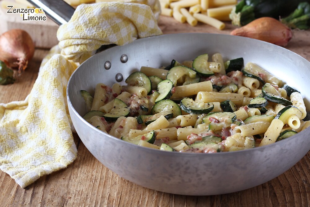 Sedanini cremosos con calabacines y speck