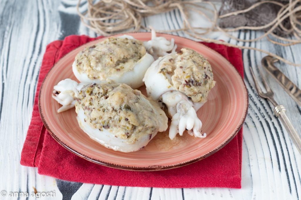 Sepias rellenas cocidas en sartén en blanco