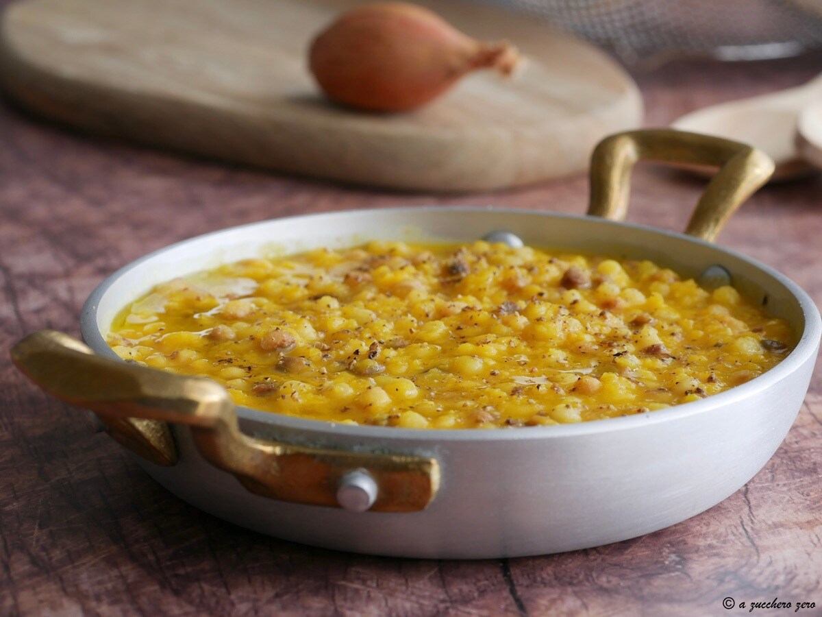 Sopa amarilla con calabaza, chalota y lentejas