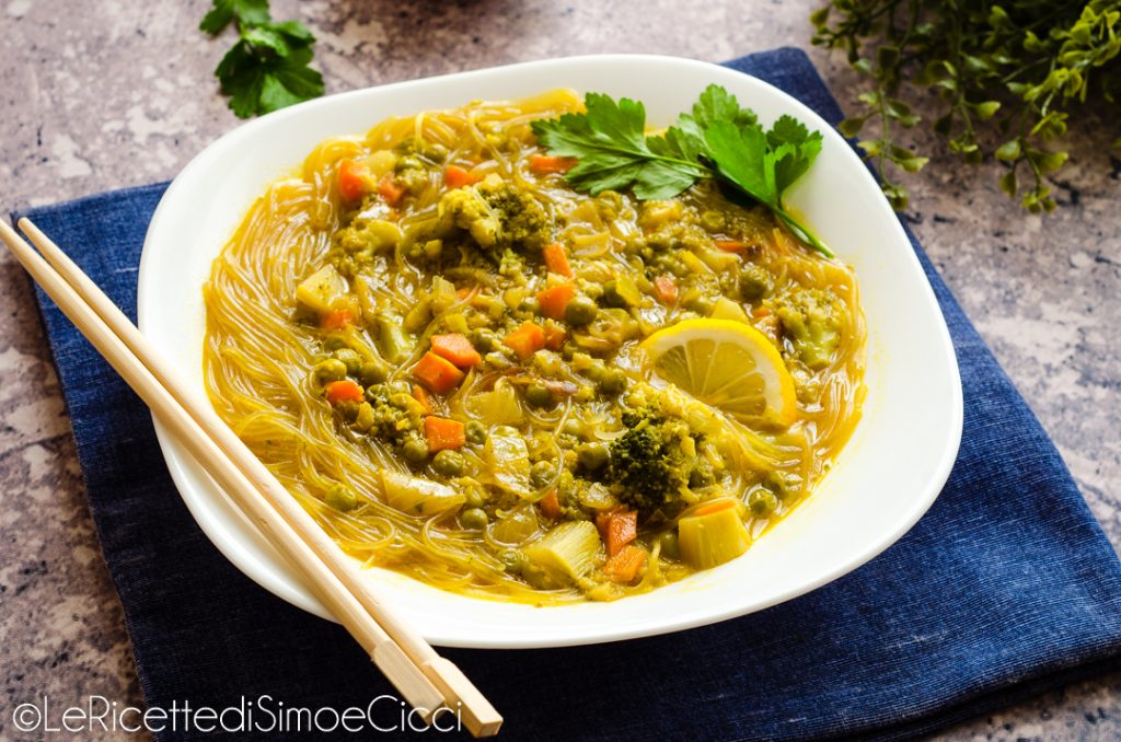 Sopa oriental especiada y sabrosa con glass noodles o fideos de vidrio!