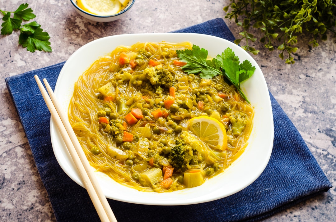 Sopa oriental especiada y sabrosa con glass noodles o fideos de vidrio!