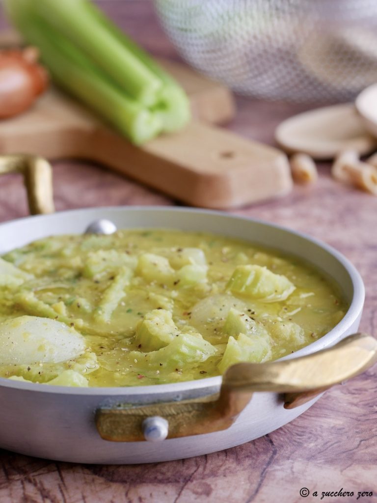 Sopa verde con apio cebolla y guisantes