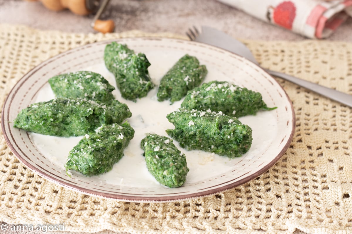 Strangolapreti con crema de queso
