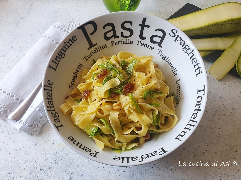 Tagliatelle con calabacines en doble versión con pasas y piñones