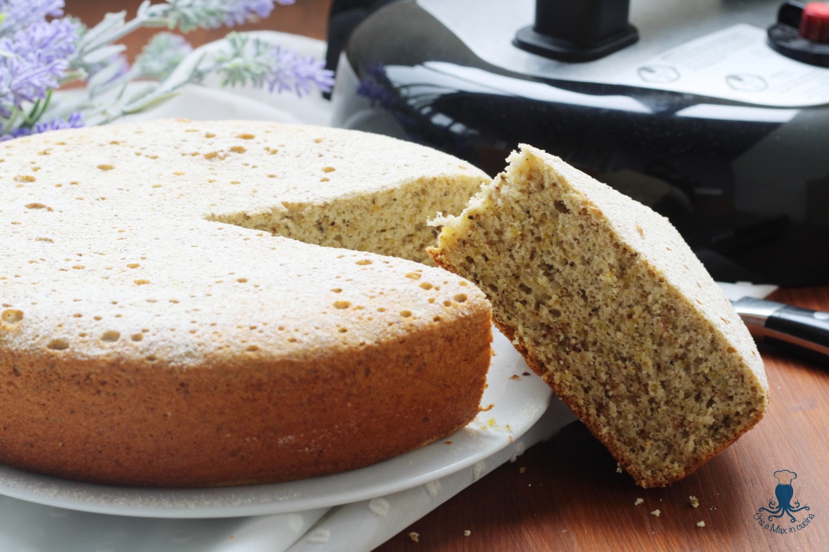Tarta con claras de huevo y pistachos en el multicooker, receta sin mantequilla