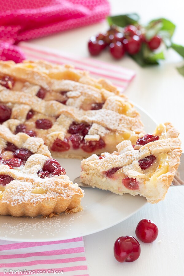 TARTA CON CREMA PASTELERA Y CEREZAS