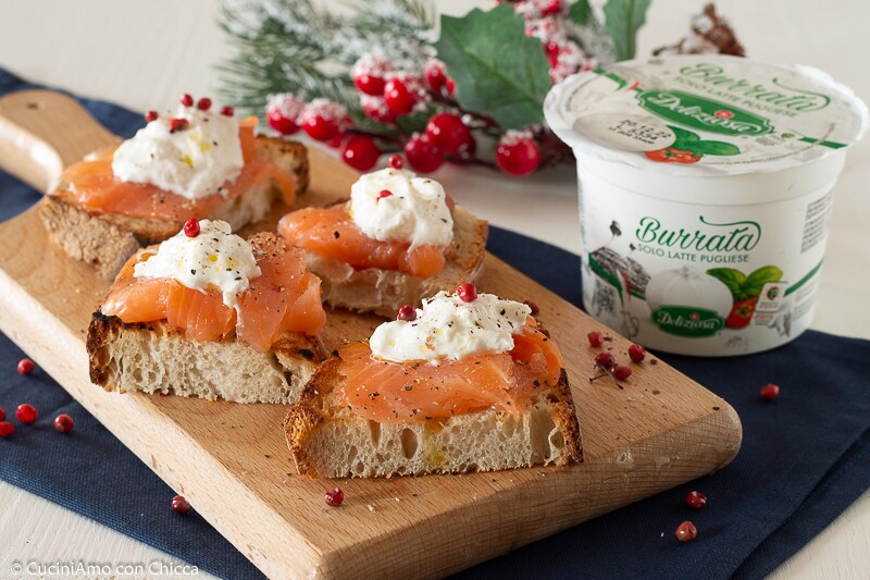 TOSTAS CON SALMÓN Y BURRATA