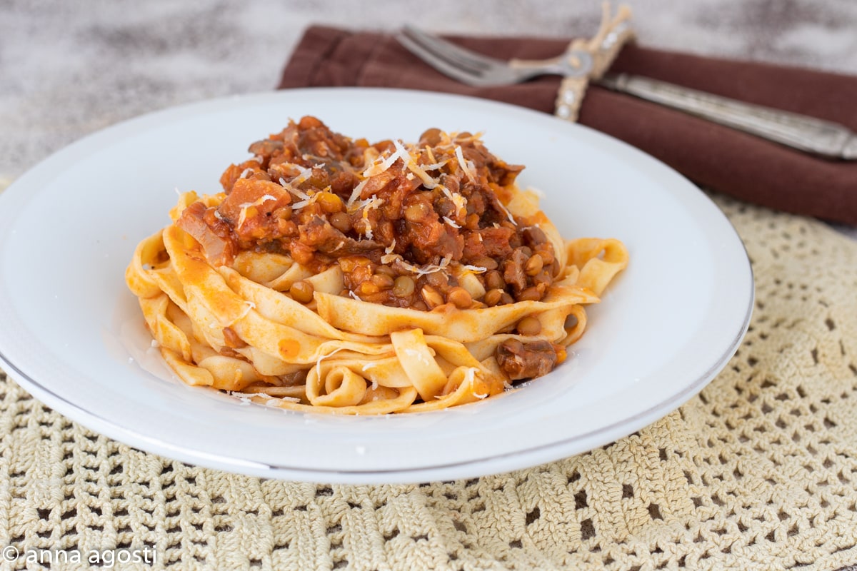 Tagliatelle con ragú de lentejas y champiñones