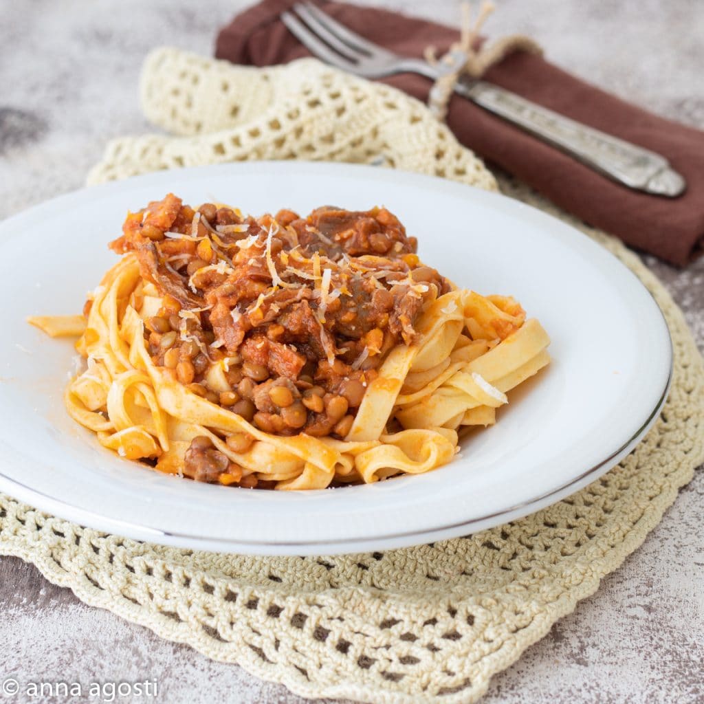 Tagliatelle con ragú de lentejas y champiñones
