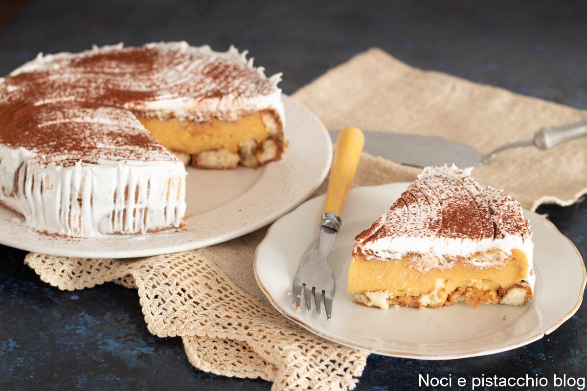 Tarta con Bizcochos y Crema Pastelera de Avellanas